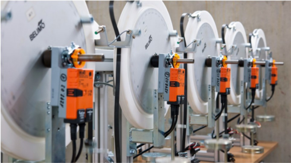 Banc de torture des servomoteurs dans l'usine Belimo