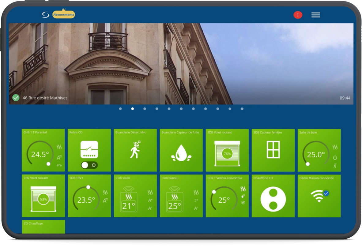 Plan rapproché de l'application sur tablette : zones, consignes et capteurs de la maison